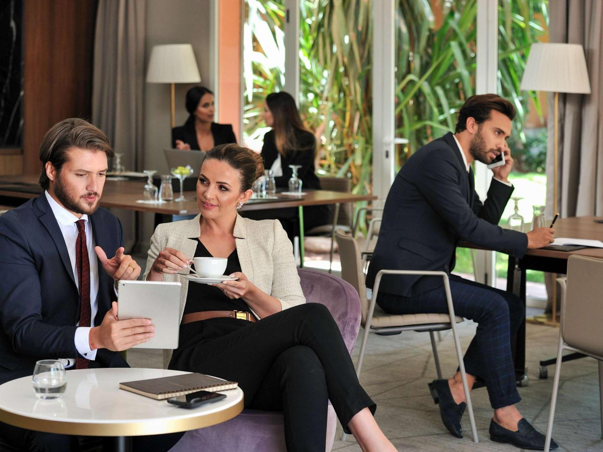 ホテル ソフィテル マラケシュ ラウンジ アンド スパ エクステリア 写真 Businesspeople working in a hotel