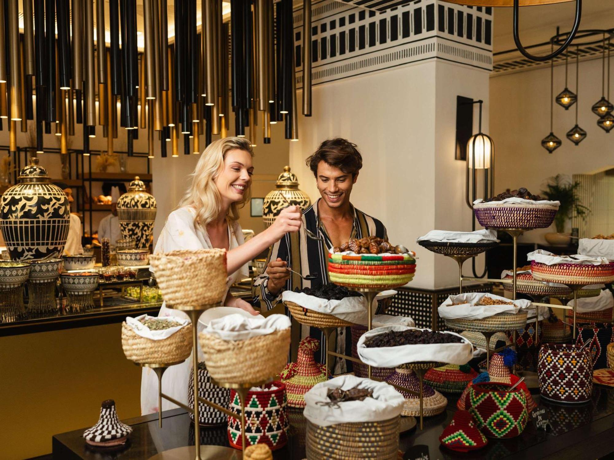 ホテル ソフィテル マラケシュ ラウンジ アンド スパ エクステリア 写真 The buffet at the Emirates Palace