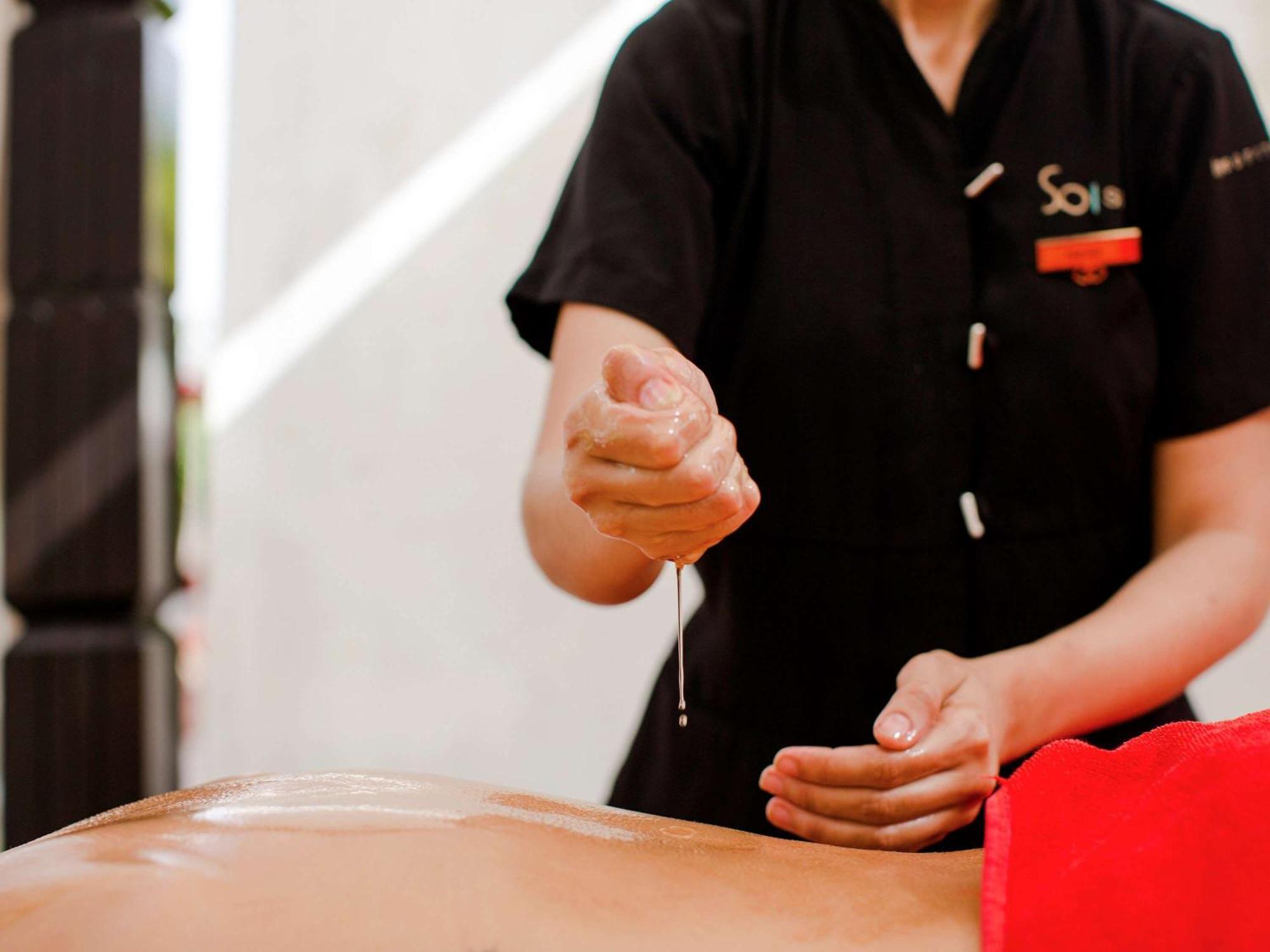 ホテル ソフィテル マラケシュ ラウンジ アンド スパ エクステリア 写真 Acupuncturist preparing to tap needle into skin