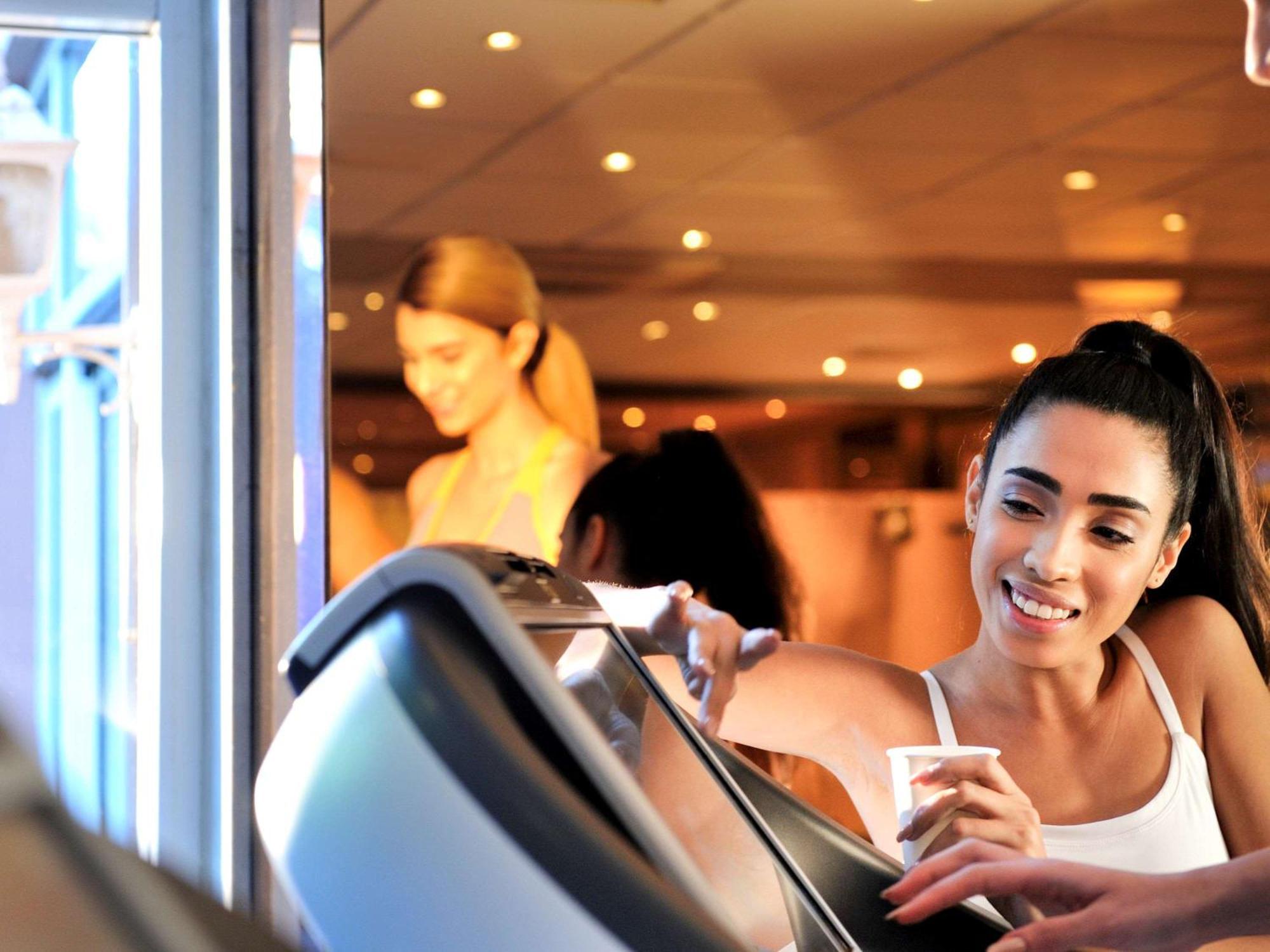 ホテル ソフィテル マラケシュ ラウンジ アンド スパ エクステリア 写真 A woman using a treadmill