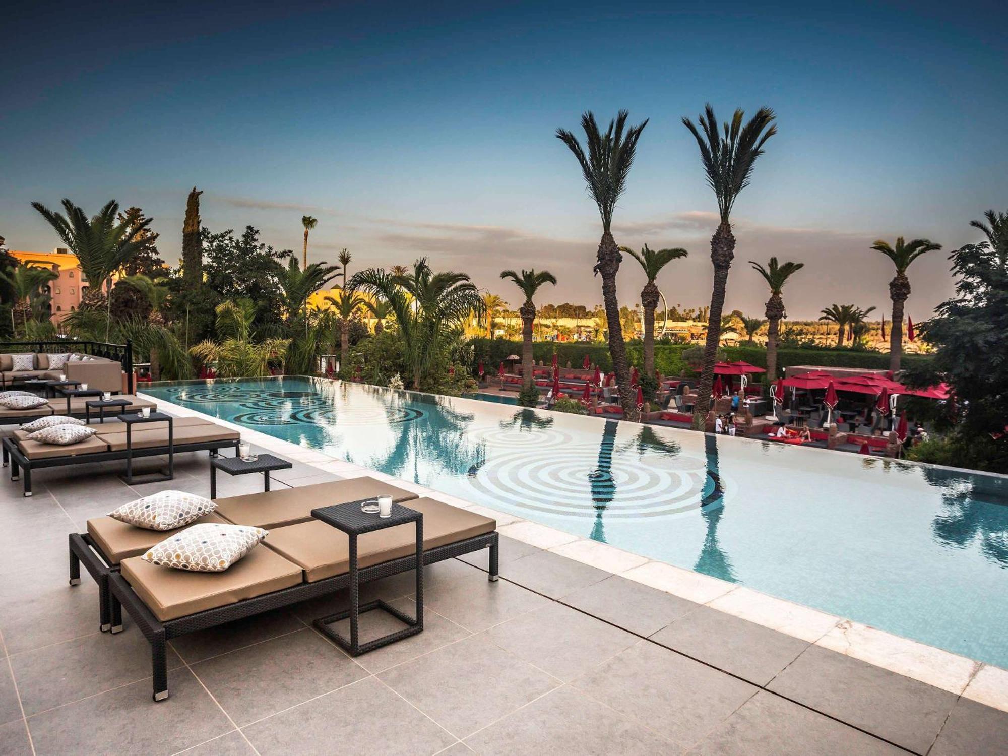 ホテル ソフィテル マラケシュ ラウンジ アンド スパ エクステリア 写真 The pool at the hotel