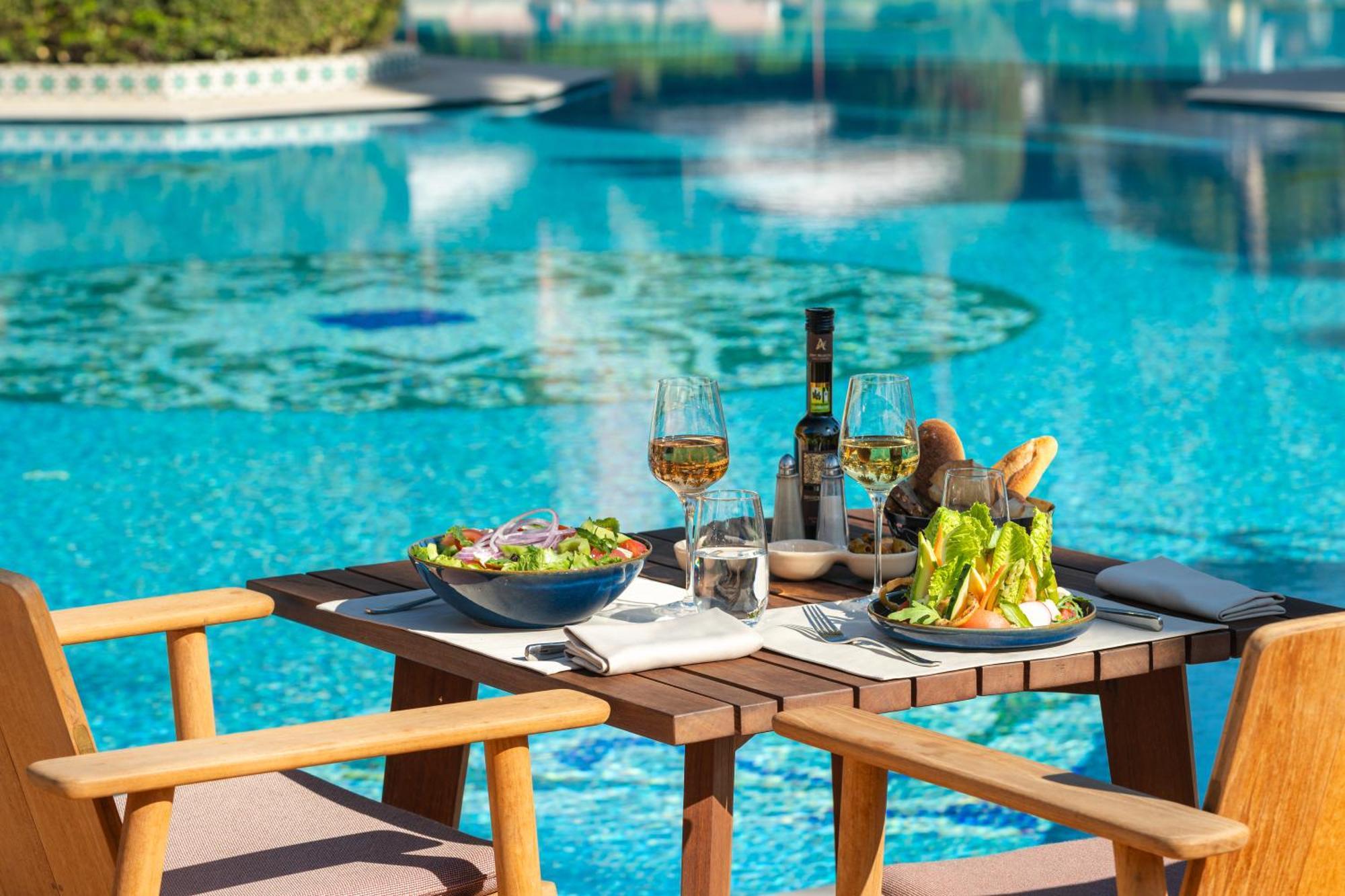 ホテル ソフィテル マラケシュ ラウンジ アンド スパ エクステリア 写真 Poolside dining at the hotel